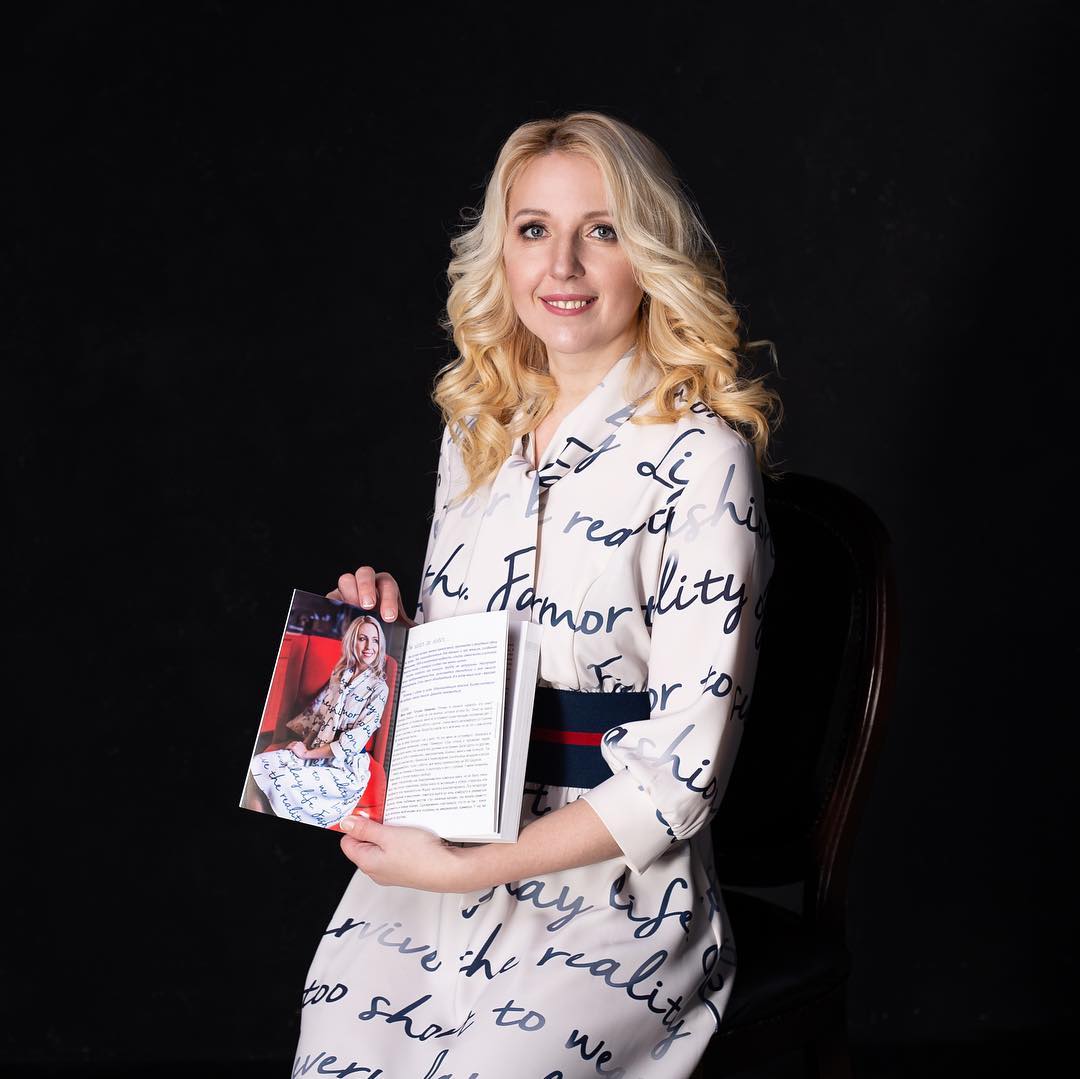 Татьяна Акимова &ndash; мама двоих детей, эксперт по женскому лидерству, 
автор книги &laquo;SISTER TO SISTER. Вдохновляющие женские бизнес-истории&raquo;