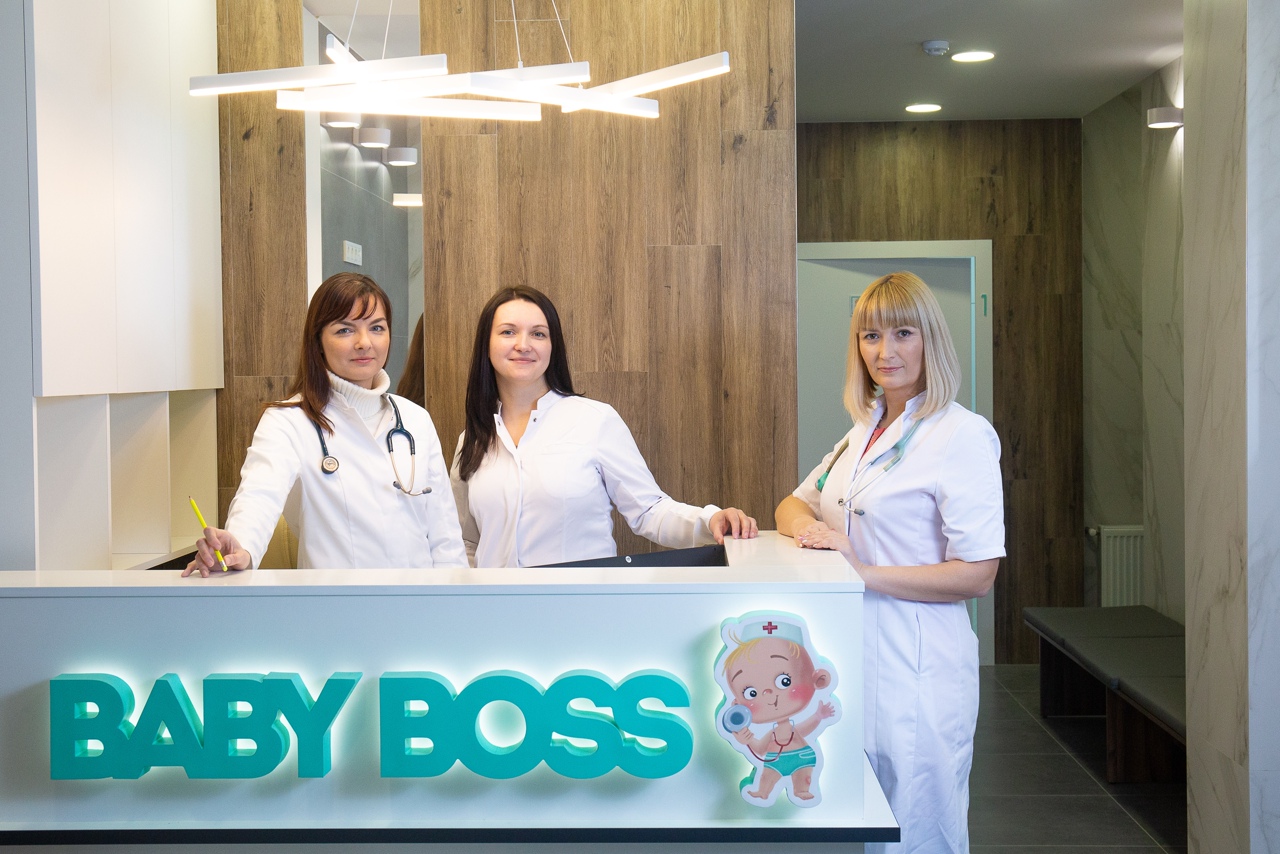 Скидки в 140 магазинах, манибэк и привилегии. Как работает уникальная банковская карточка для родителей?