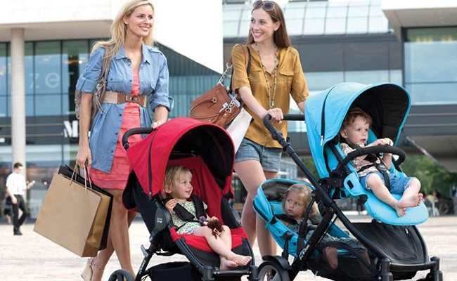 Скидки в 140 магазинах, манибэк и привилегии. Как работает уникальная банковская карточка для родителей?