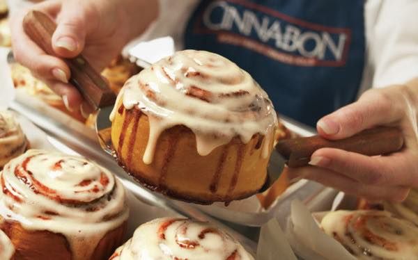 Скидки в 140 магазинах, манибэк и привилегии. Как работает уникальная банковская карточка для родителей?