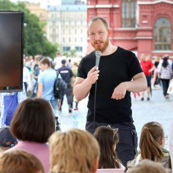 Для участия в пилотном проекте для школ «ЧиталкQ&A» в Минск приезжает российский писатель Евгений Рудашевский