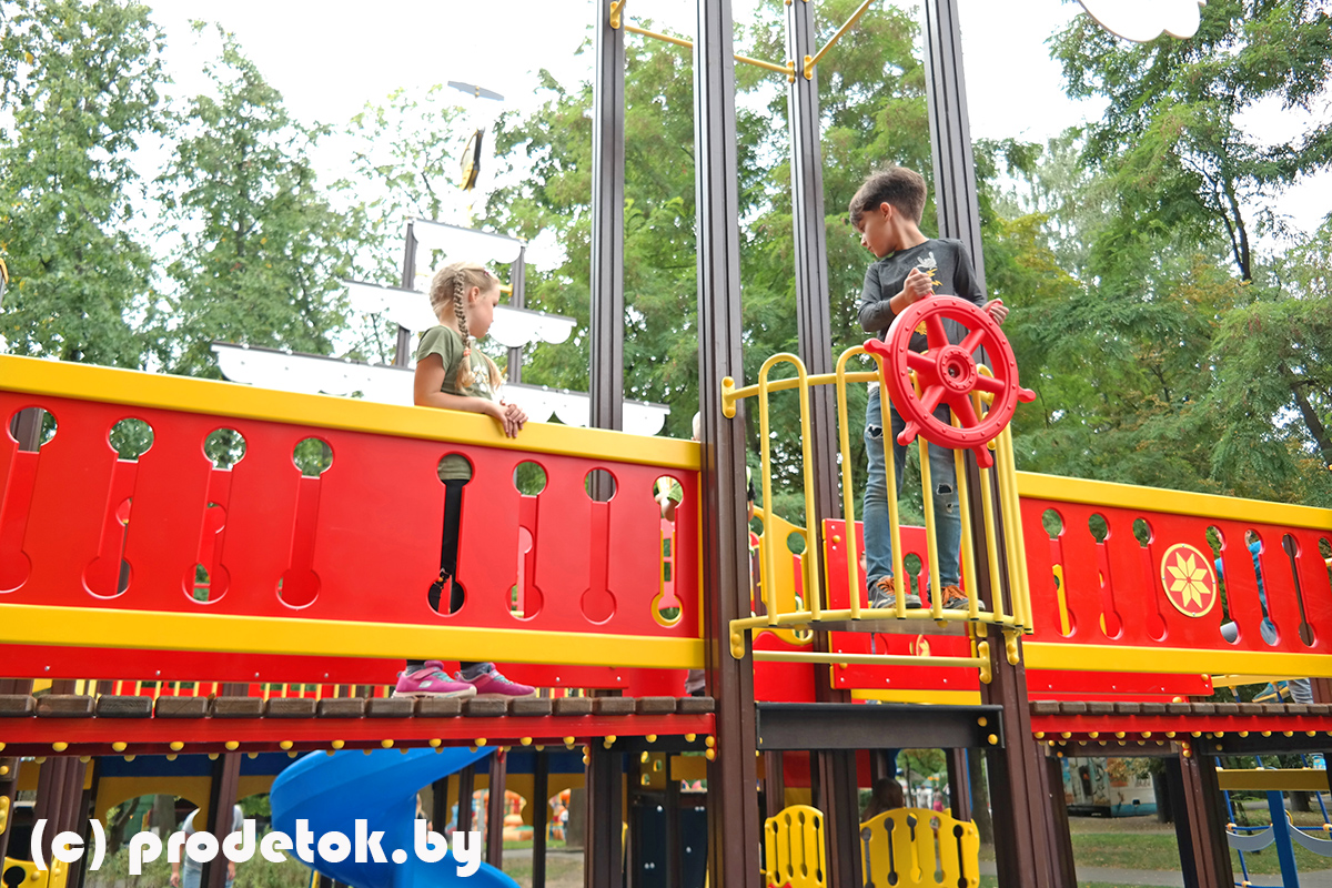 Тестируем новую детскую площадку в Парке Горького 