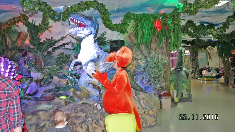 Аниматор в костюме динозавра  в ТЦ Тивали. 