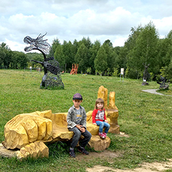 Сказочная долина с драконом, зубром-беседкой и креслом-ладошкой: новое место в Минске для бесплатного семейного отдыха
