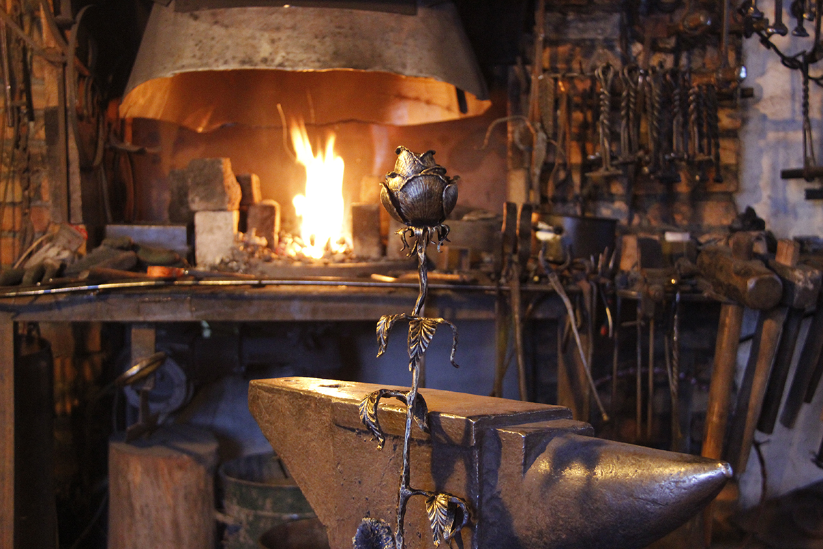 Перевернутый дом, улица мастеров, выставка ретро-автомобилей: что посмотреть в Дукорском маёнтке: фотоотчет