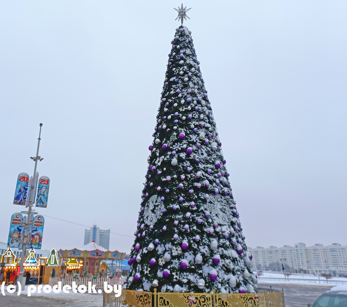 Красивые и необычные елки к Новому 2022 году в Минске. Елка на Октябрьской площади - главная елка