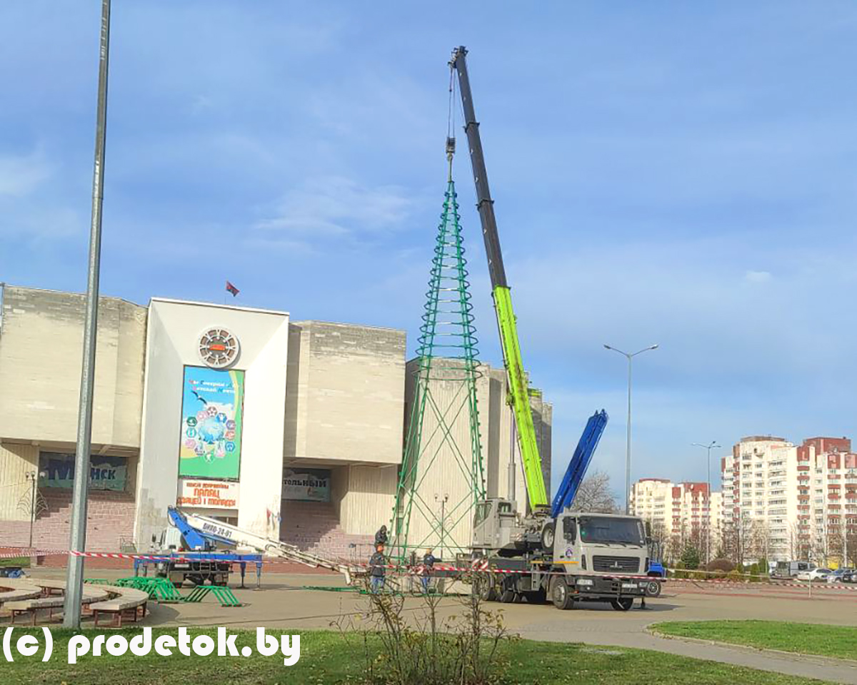 В Минске начали устанавливать новогодние елки: фотофакт