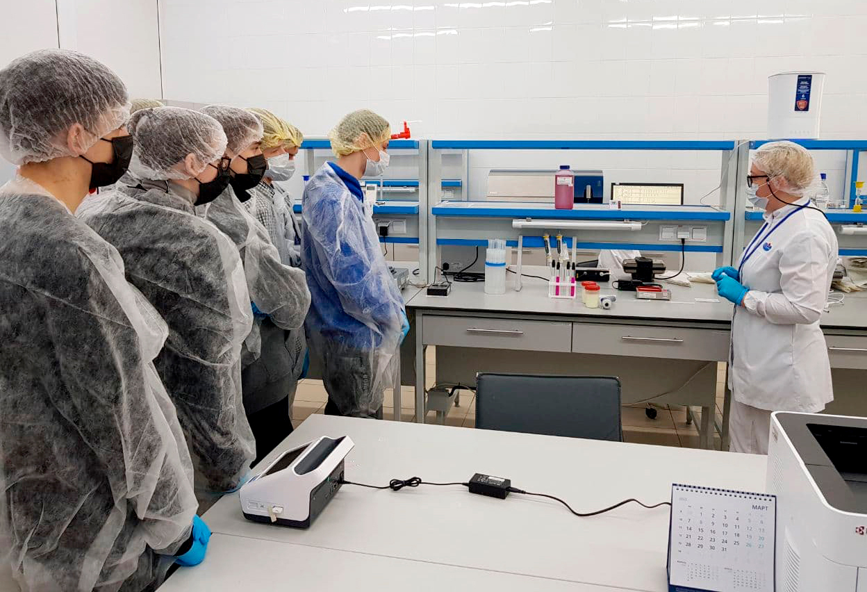 Необычные экскурсии для белорусских школьников: посмотреть молочный цех,  поучаствовать в лабораторных экспериментах на производстве и приготовить пиццы для одноклассников 