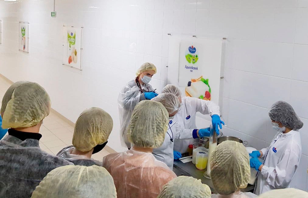 Необычные экскурсии для белорусских школьников: посмотреть молочный цех,  поучаствовать в лабораторных экспериментах на производстве и приготовить пиццы для одноклассников 