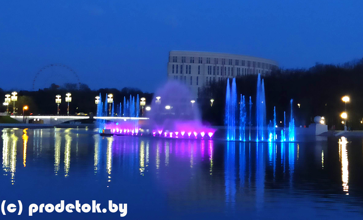 В Минске заработали фонтаны: вечерний фотофакт