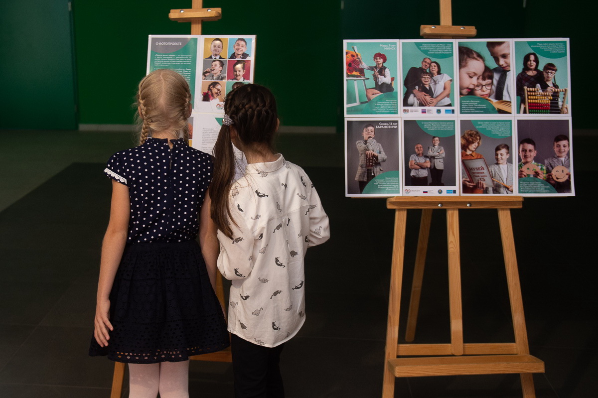 В школах Беларуси прошла фотовыставка о детях с инвалидностью