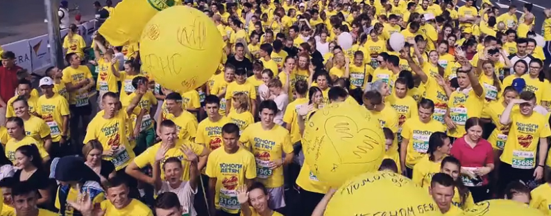 В одинаковых майках с хэштегом #геномбегом: как известные белорусы бежали на Минском Полумарафоне