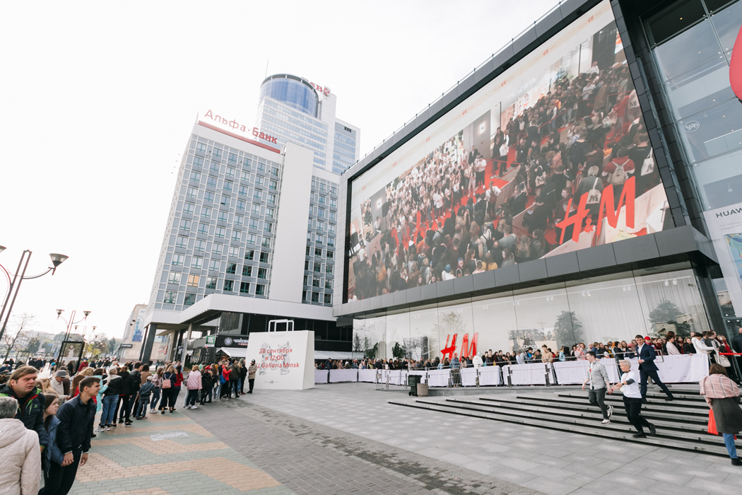 Открытие первого в Беларуси H&M собрало двухтысячную очередь: фотофакт