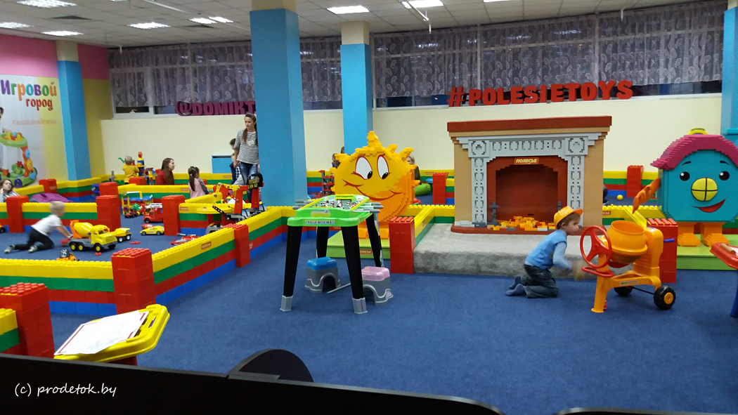 Игровая зона с игрушками Полесье в ТЦ Тивали