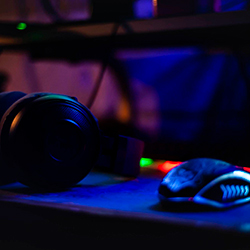 VOKA создает школу киберспортивных комментаторов и объявляет о старте бесплатного онлайн-интенсива