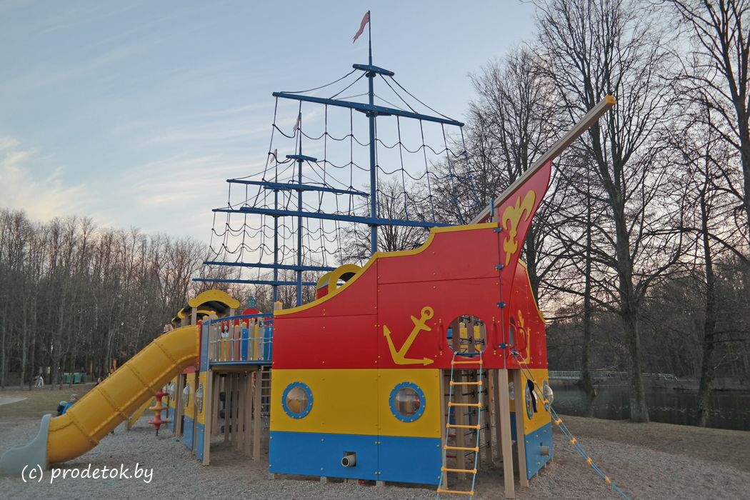 В Парке Победы рядом появился большой детский корабль с горками, пушками и видом на Комсомольское озеро