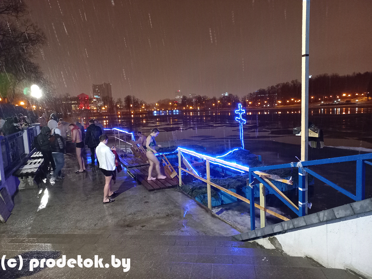 Как проходят крещенские купания на Комсомольском озере