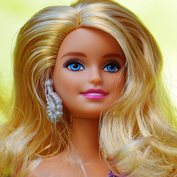 Разница почти в 3 раза: как отличается цена на куклы Барби и конструкторы Лего в разных странах.