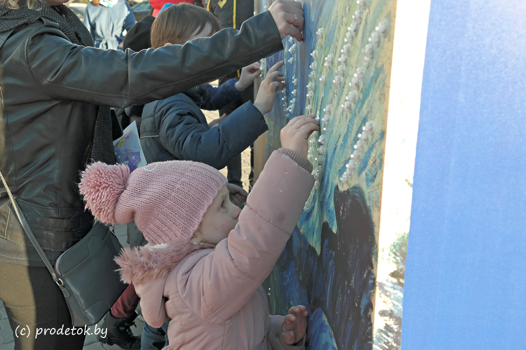 В центре Минска «зажгли» картину Ван Гога: получилось не только красиво, но и символично