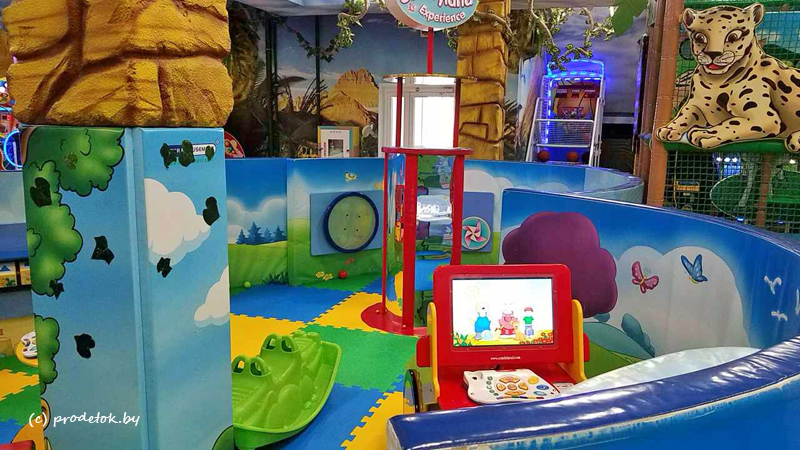 Для детей огорожена игровая зона с 
с развивающими игрушками