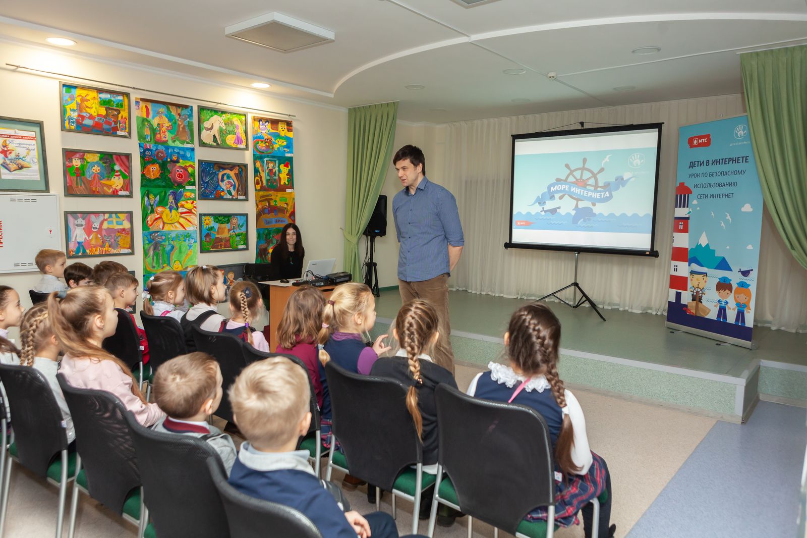 МТС провел урок интернет-грамотности для школьников в детской библиотеке Островского