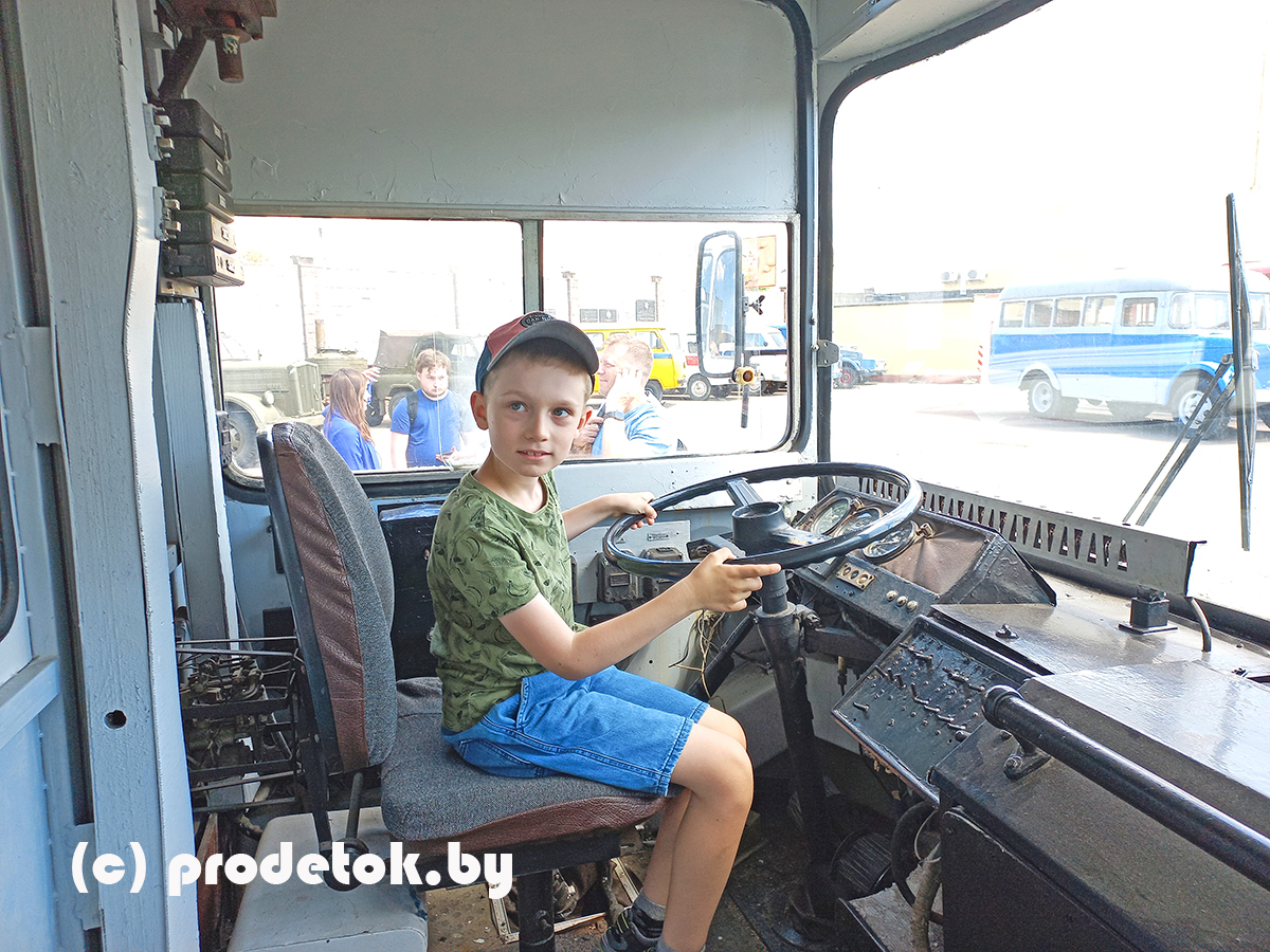 Посидеть за рулем автобусов и троллейбусов, сфотографироваться на конке и посмотреть на стол директора: обзор музея транспорта