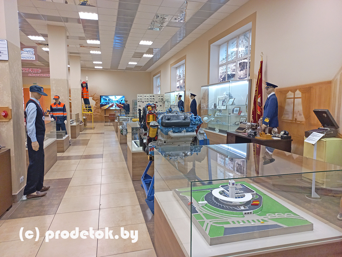 Посидеть за рулем автобусов и троллейбусов, сфотографироваться на конке и посмотреть на стол директора: обзор музея транспорта