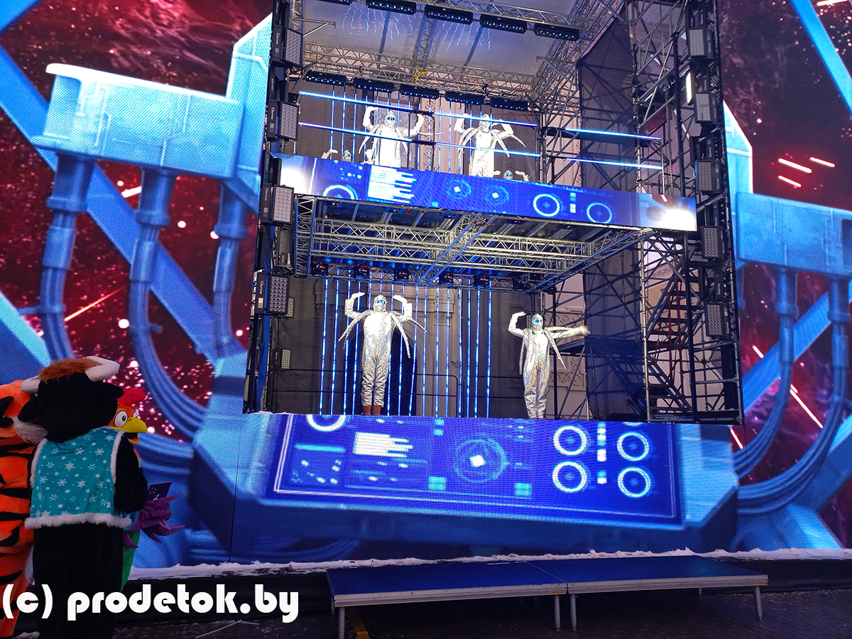 Сцена взлетает с дымом и фейерверками: бесплатный спектакль проходит у Ратуши ежедневно