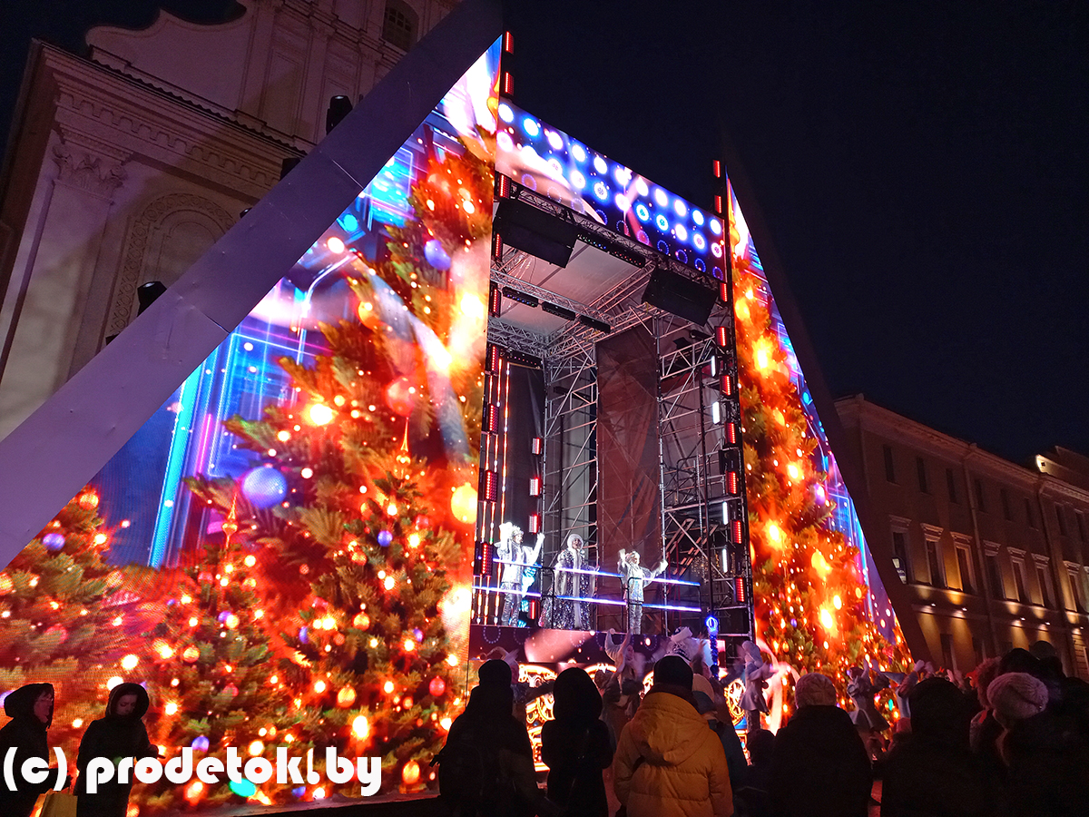Сцена взлетает с дымом и фейерверками: бесплатный спектакль проходит у Ратуши ежедневно