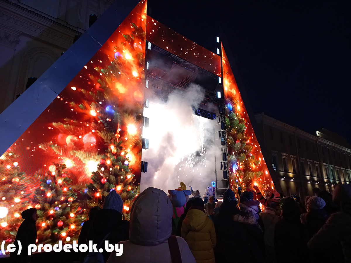 Сцена взлетает с дымом и фейерверками: бесплатный спектакль проходит у Ратуши ежедневно