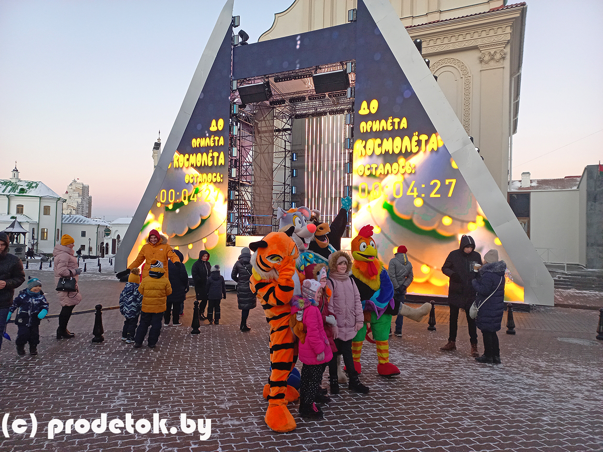 Сцена взлетает с дымом и фейерверками: бесплатный спектакль проходит у Ратуши ежедневно