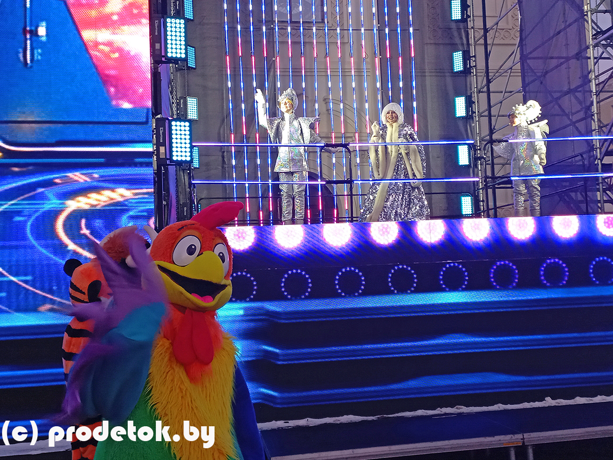 Сцена взлетает с дымом и фейерверками: бесплатный спектакль проходит у Ратуши ежедневно