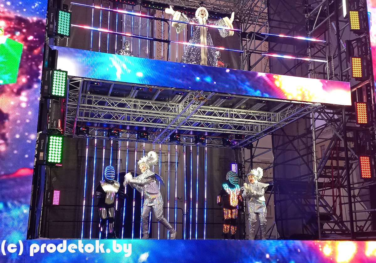 Сцена взлетает с дымом и фейерверками: бесплатный спектакль проходит у Ратуши ежедневно