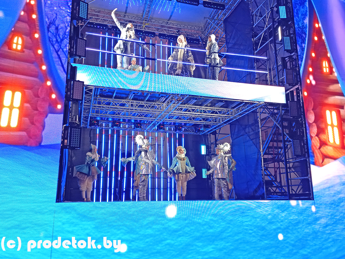 Сцена взлетает с дымом и фейерверками: бесплатный спектакль проходит у Ратуши ежедневно