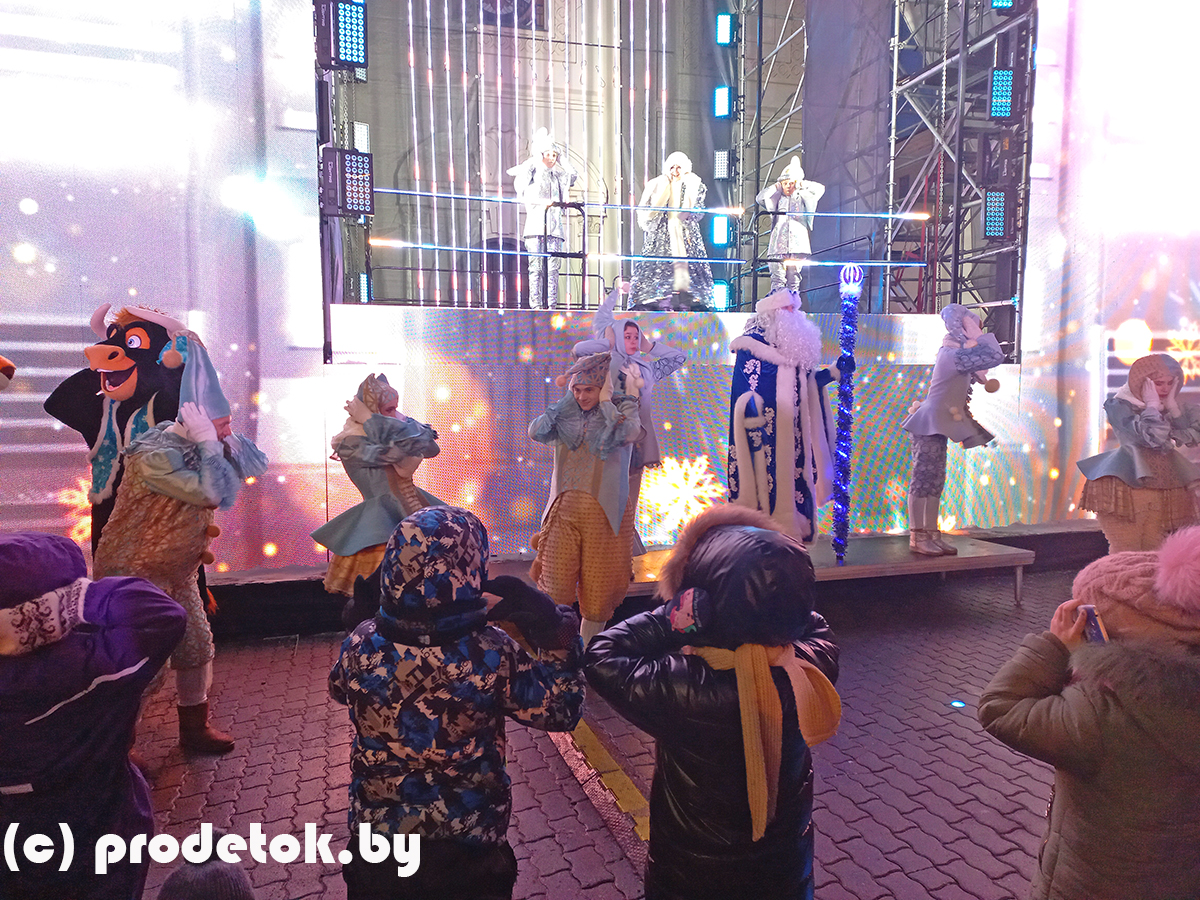 Сцена взлетает с дымом и фейерверками: бесплатный спектакль проходит у Ратуши ежедневно