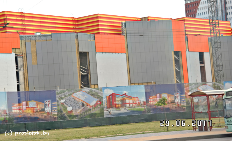 Торгово-развлекательный центр расположен на пересечении улиц Тимирязьева и Орловской 