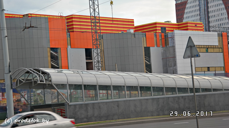 Торгово-развлекательный центр расположен на пересечении улиц Тимирязьева и Орловской 