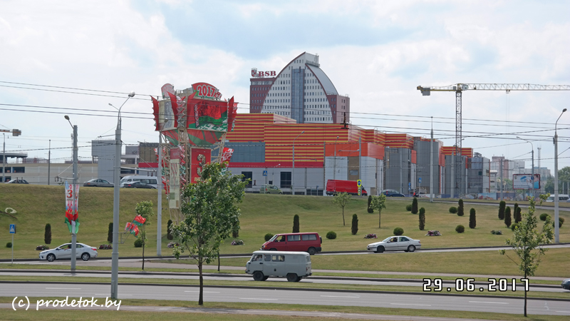 Торгово-развлекательный центр расположен на пересечении улиц Тимирязьева и Орловской 