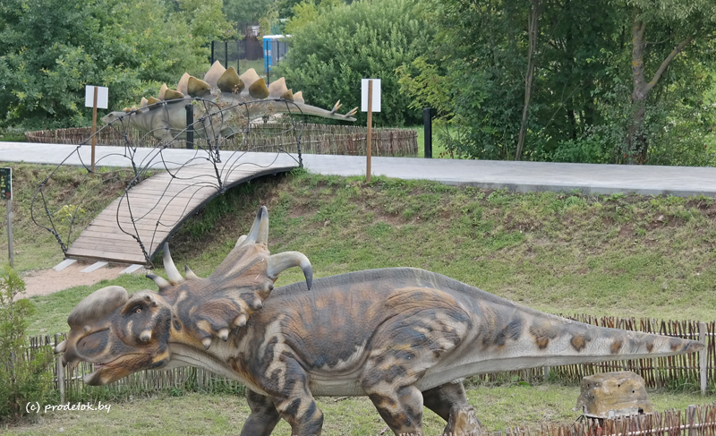 Динозавры в парке динозавров