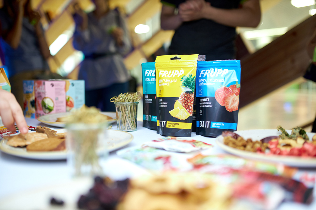 Фруктовые батончики, чипсы из яблока и капусты вместо попкорна: в Минске открыли первую зону правильного питания в кино