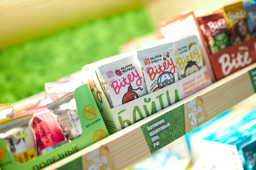 Фруктовые батончики, чипсы из яблока и капусты вместо попкорна: в Минске открыли первую зону правильного питания в кино