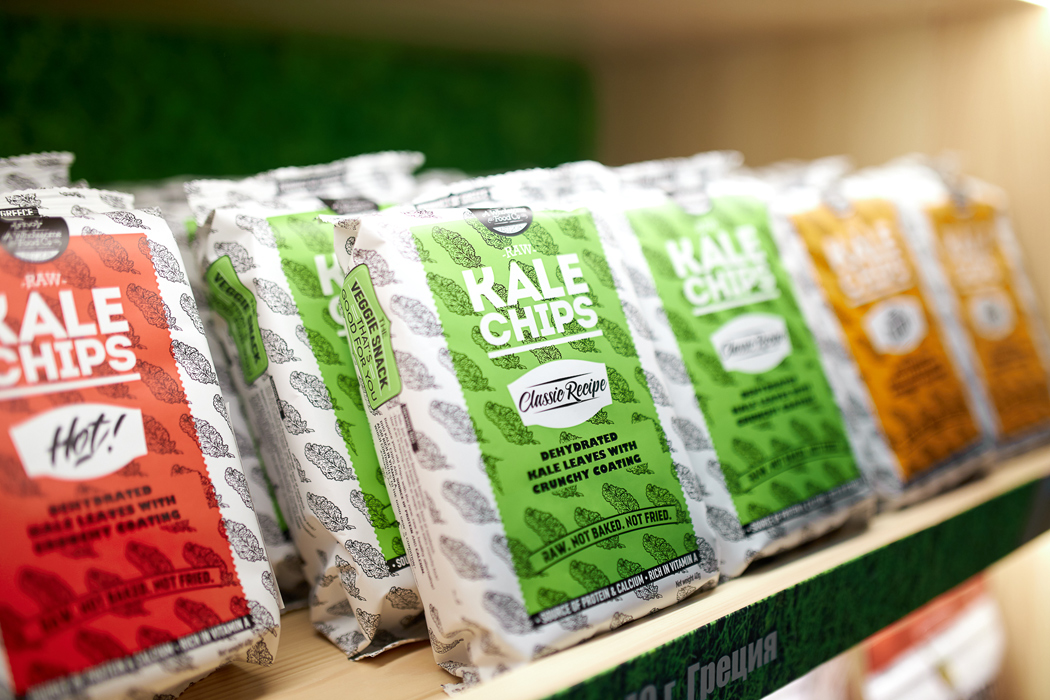 Фруктовые батончики, чипсы из яблока и капусты вместо попкорна: в Минске открыли первую зону правильного питания в кино