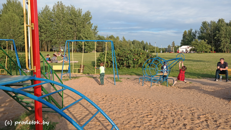 Детская площадка рядом с пляжем Дрозды
 
