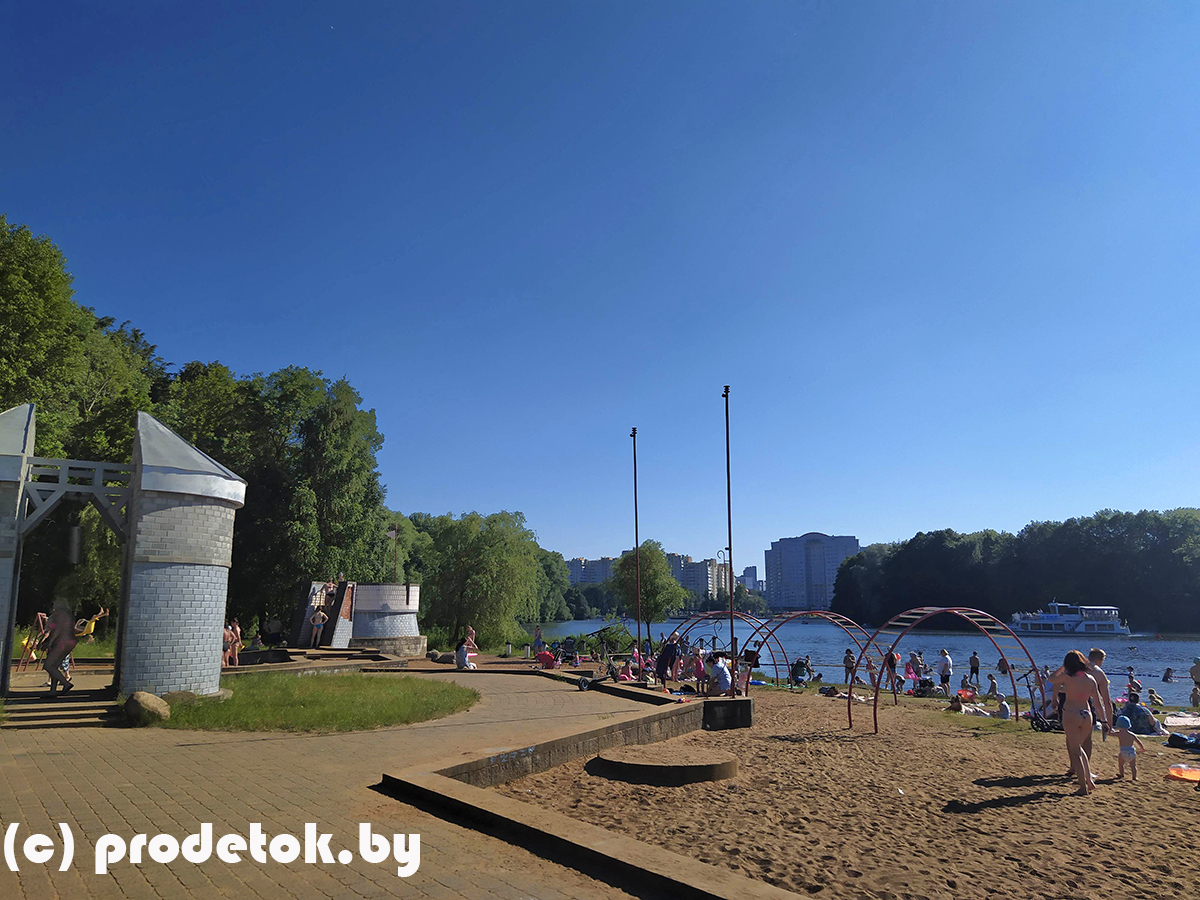 Пляж на Комсомольском озере: пляж в центре Минска с маяком, лягушатником и парком