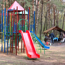 Голубые люки, новая детская площадка и множество мангалов: как готовят к летнему сезону пляж на Минском море