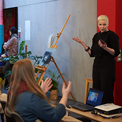 О готовности начать свое дело, понимании современного искусства, авитаминозе и выборе ароматов
