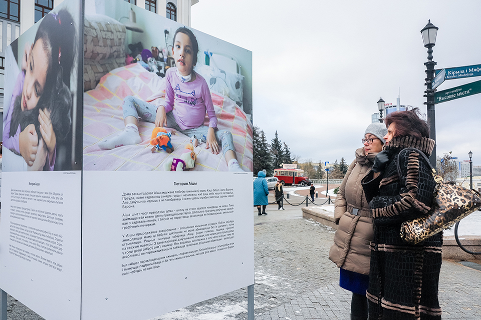 «Просто дети»: На площади Свободы открылась выставка о детях с инвалидностью