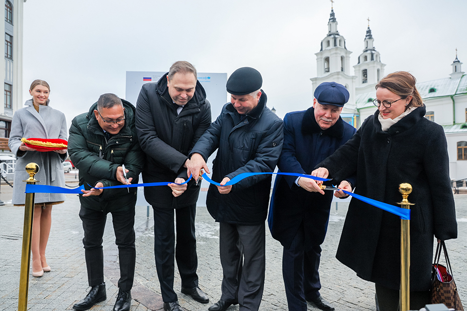 «Просто дети»: На площади Свободы открылась выставка о детях с инвалидностью