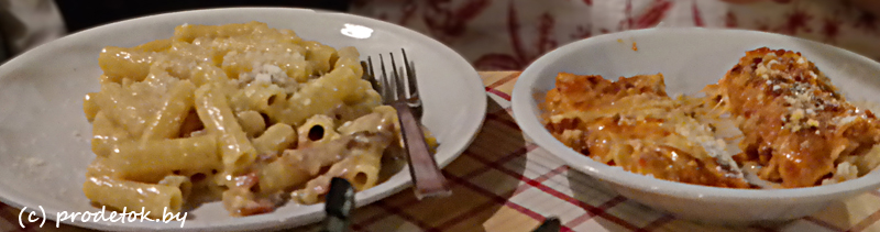 Слева так впечатлившие нас спагетти. Справа лазанья. 
   