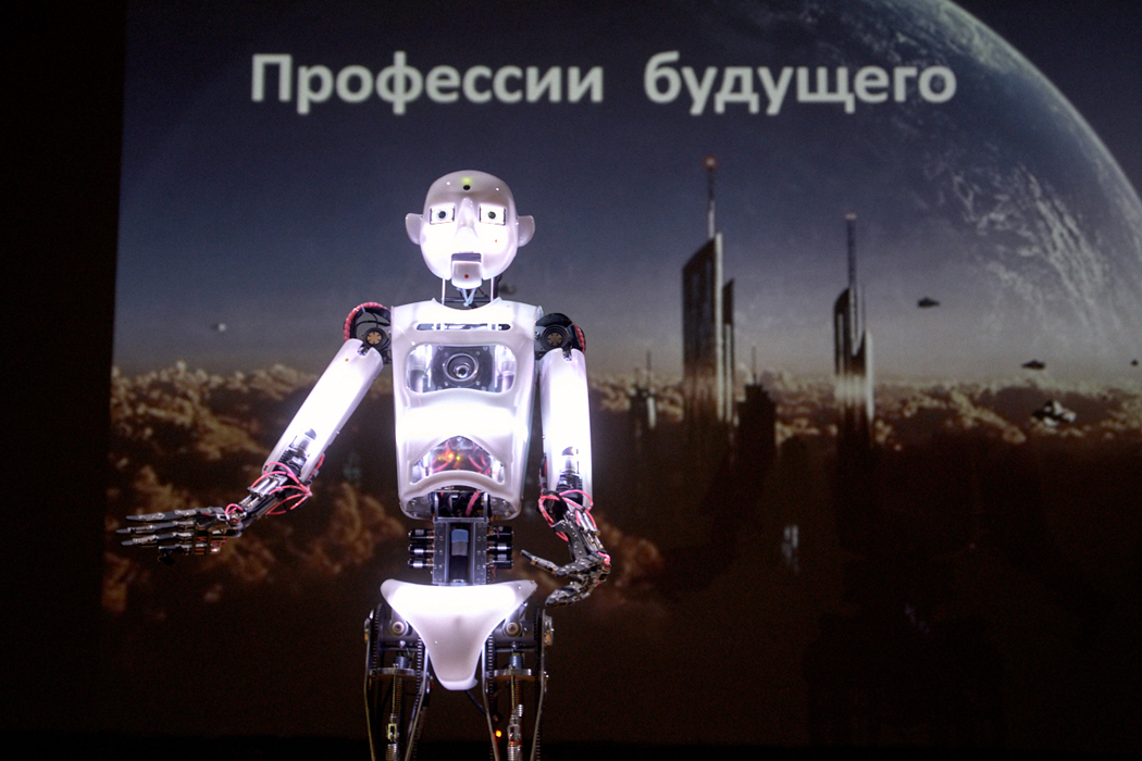 Посмотрите на робота-педагога в ИТ-лагере